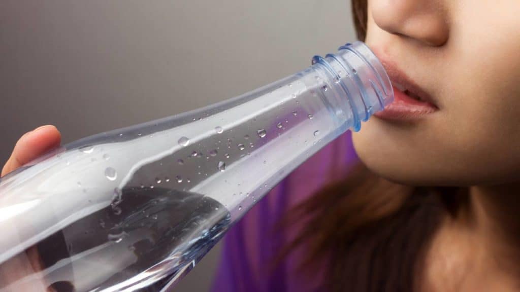girl drinking water for dry mouth
